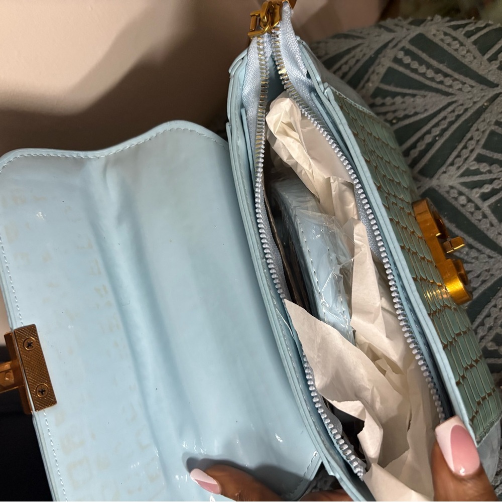 Elegant Mint Green Crocodile Pattern Handbag - image 7